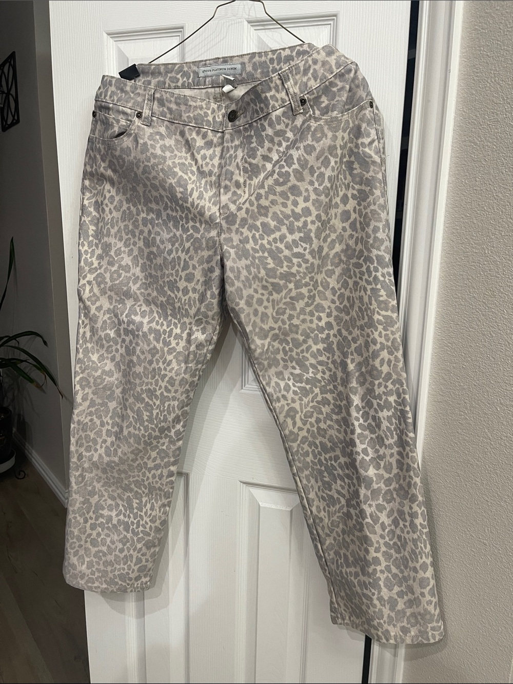 Women’s Straight Leg Jeans in Light Leopard Print